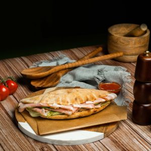 Sendviș cu prosciutto cotto și bacon – 18 lei