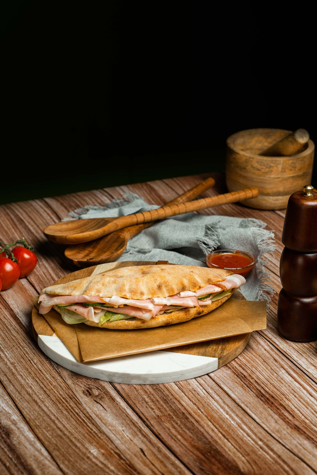 Sendviș cu prosciutto cotto și bacon – 18 lei